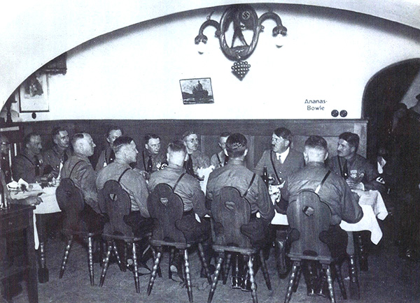 Hitler und Mitkämpfer 1933
in München (Erinnerungs - Treffen)
