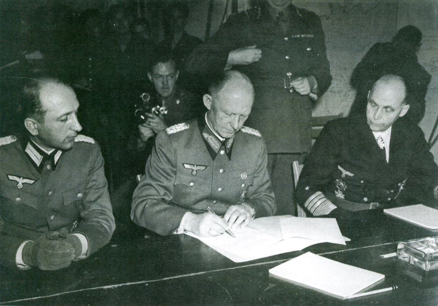 Unterzeichnung der Kapitulation durch General Jodl 1945