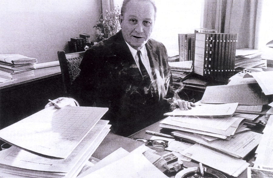 Leiter einer Finanzbehoerde n Wien 1968